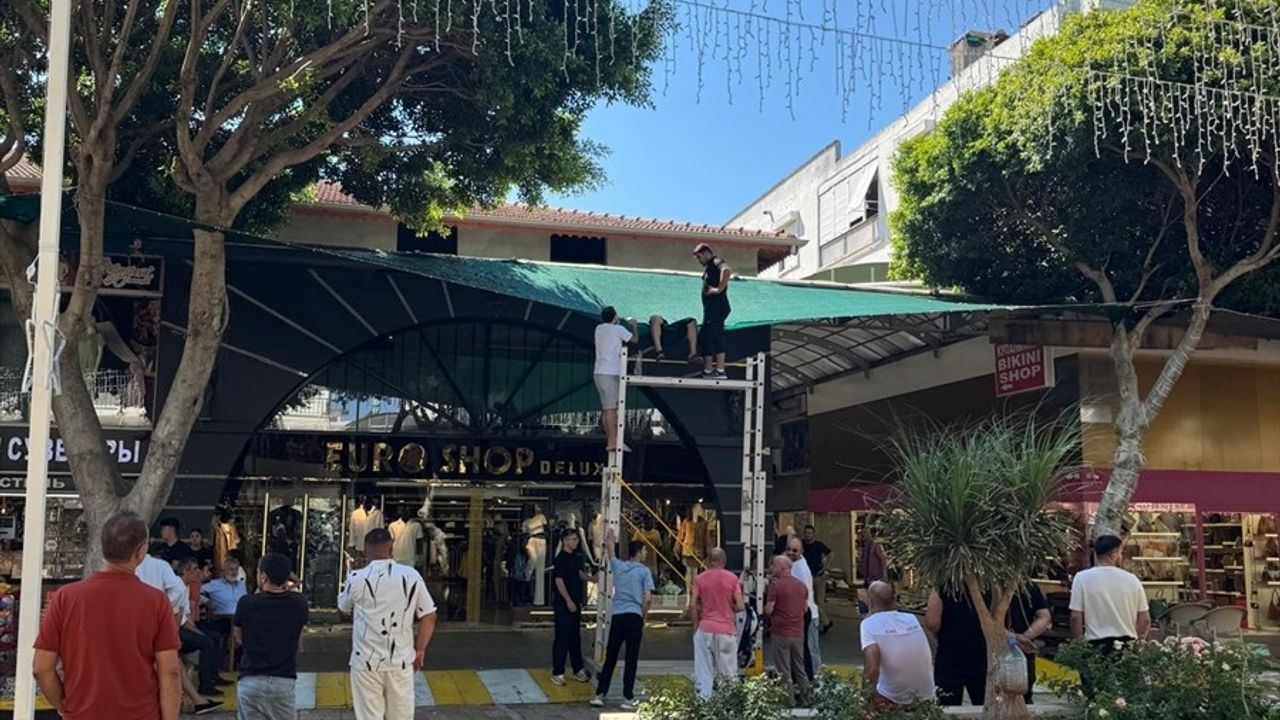 Antalya'da Balkon'dan Düşen Kişi Tentelere Düştü