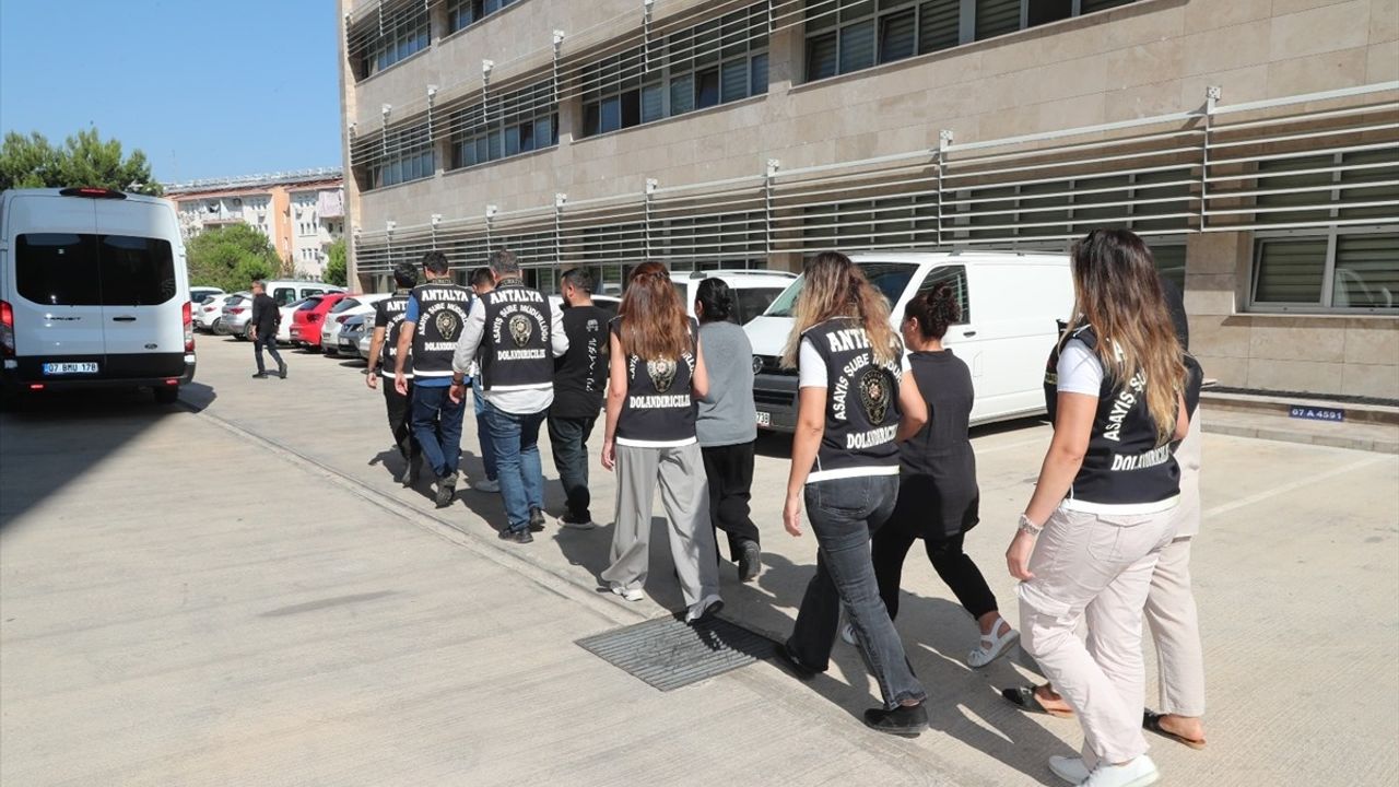 Antalya'da Dolandırıcılık Operasyonu: İki Zanlı Tutuklandı