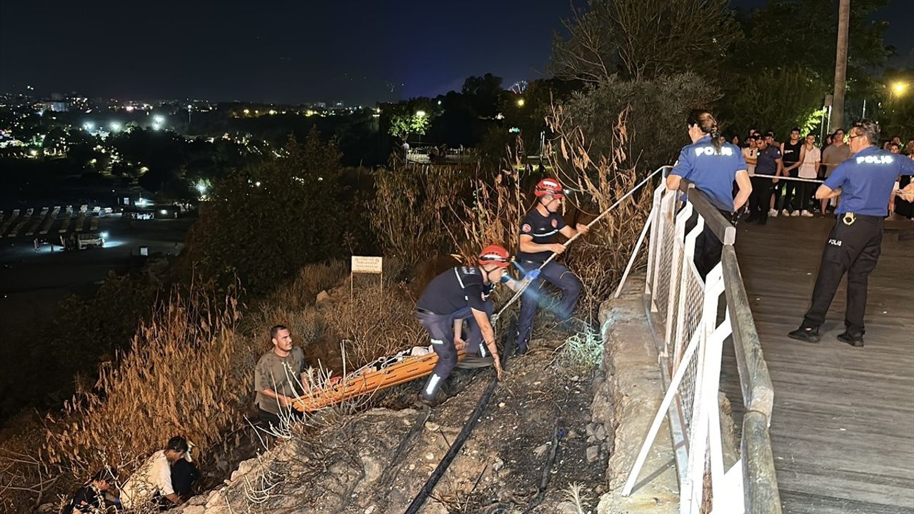 Antalya'da Falezlerden Düşen Çocuk Yaralandı