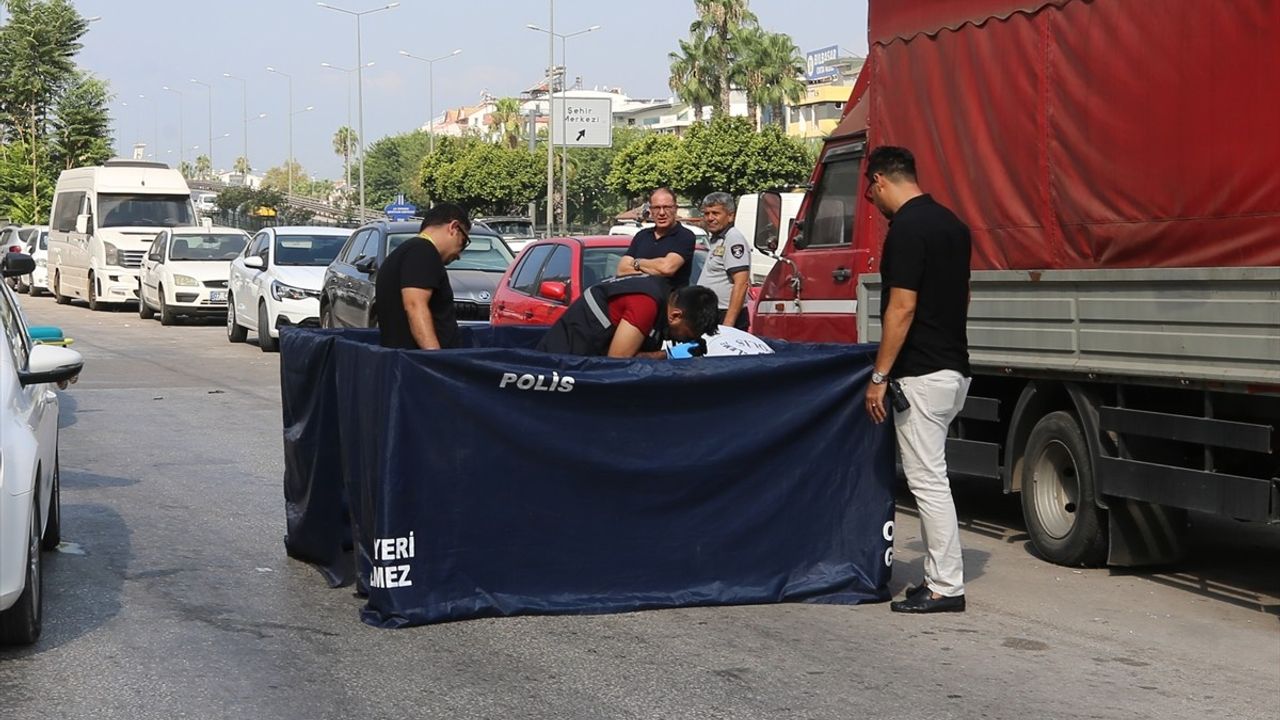 Antalya'da Park Halindeki Araçta Bir Kişi Ölü Bulundu