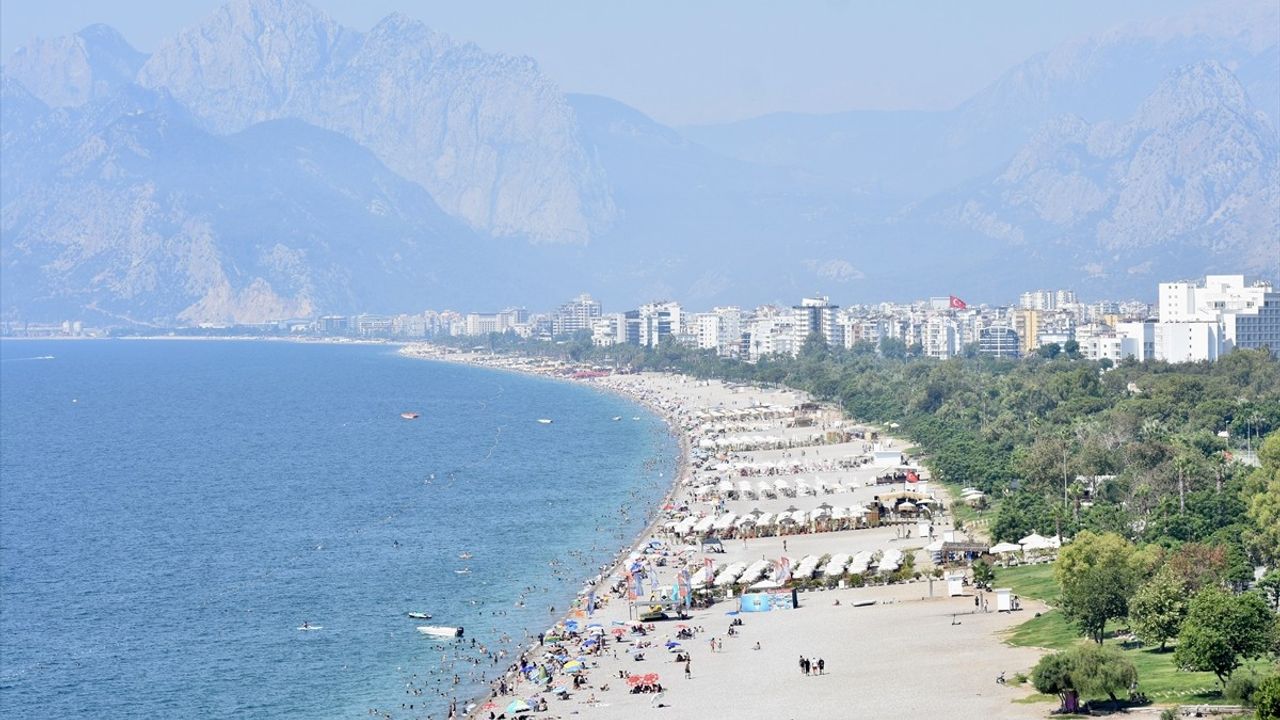 Antalya'da Sıcak Hava Baharıyla Plajlarda Yoğunluk
