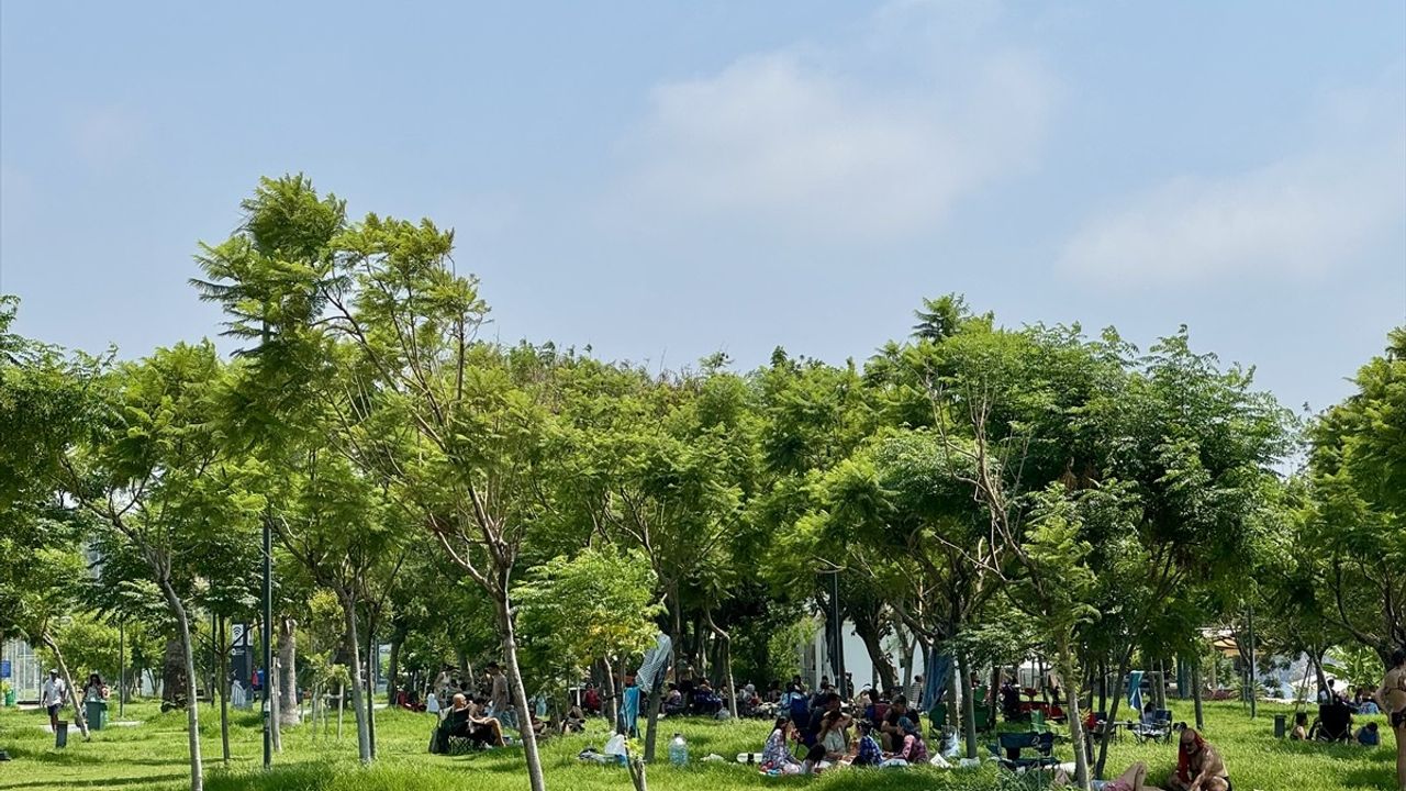 Antalya'da Sıcak Hava Nedeniyle Sahiller Kalabalıklaştı