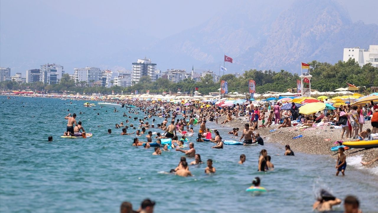 Antalya'da Sıcak Hava ve Yüksek Nem Etkili Oluyor
