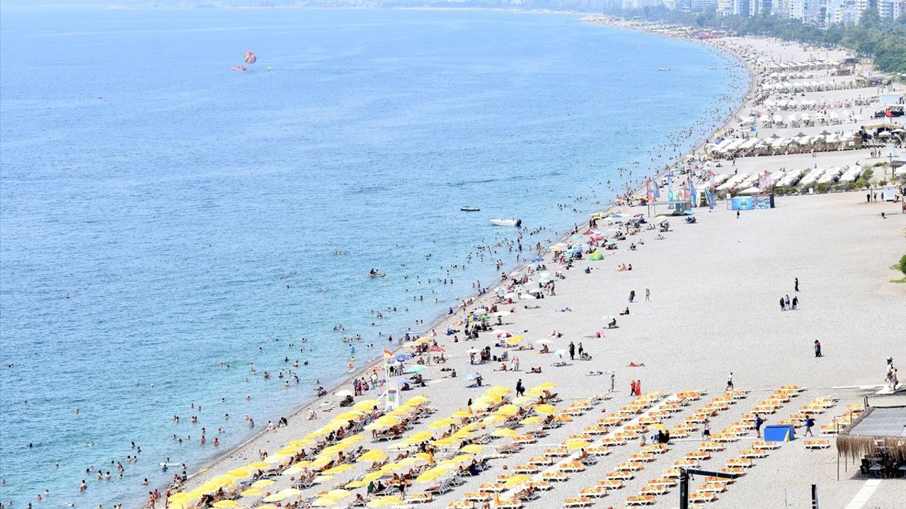 Antalya'da Sıcak Hava ve Yüksek Nem Plajları Doldurdu