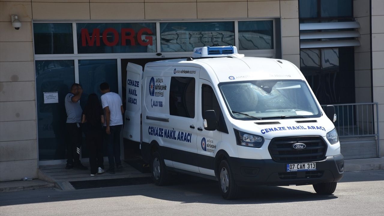 Antalya'da Trafik Kazasında Baba ve Oğlu Hayatını Kaybetti