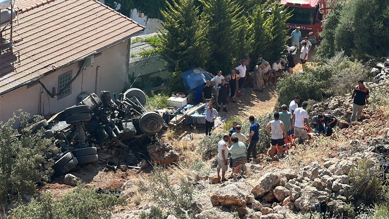 Antalya'da Uçuruma Devrilen Kamyon: 2 Kişi Hayatını Kaybetti
