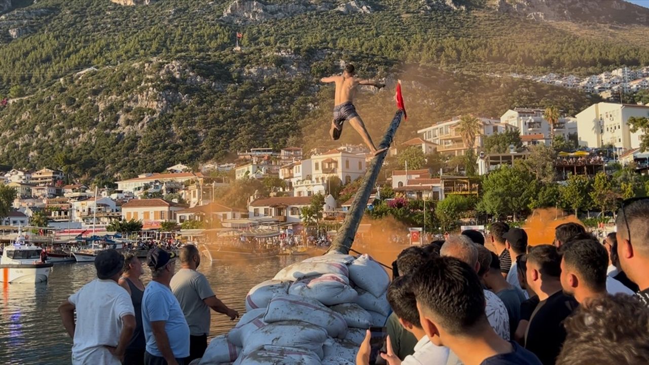 Antalya'da Yağlı Direk Yarışması Coşkusu