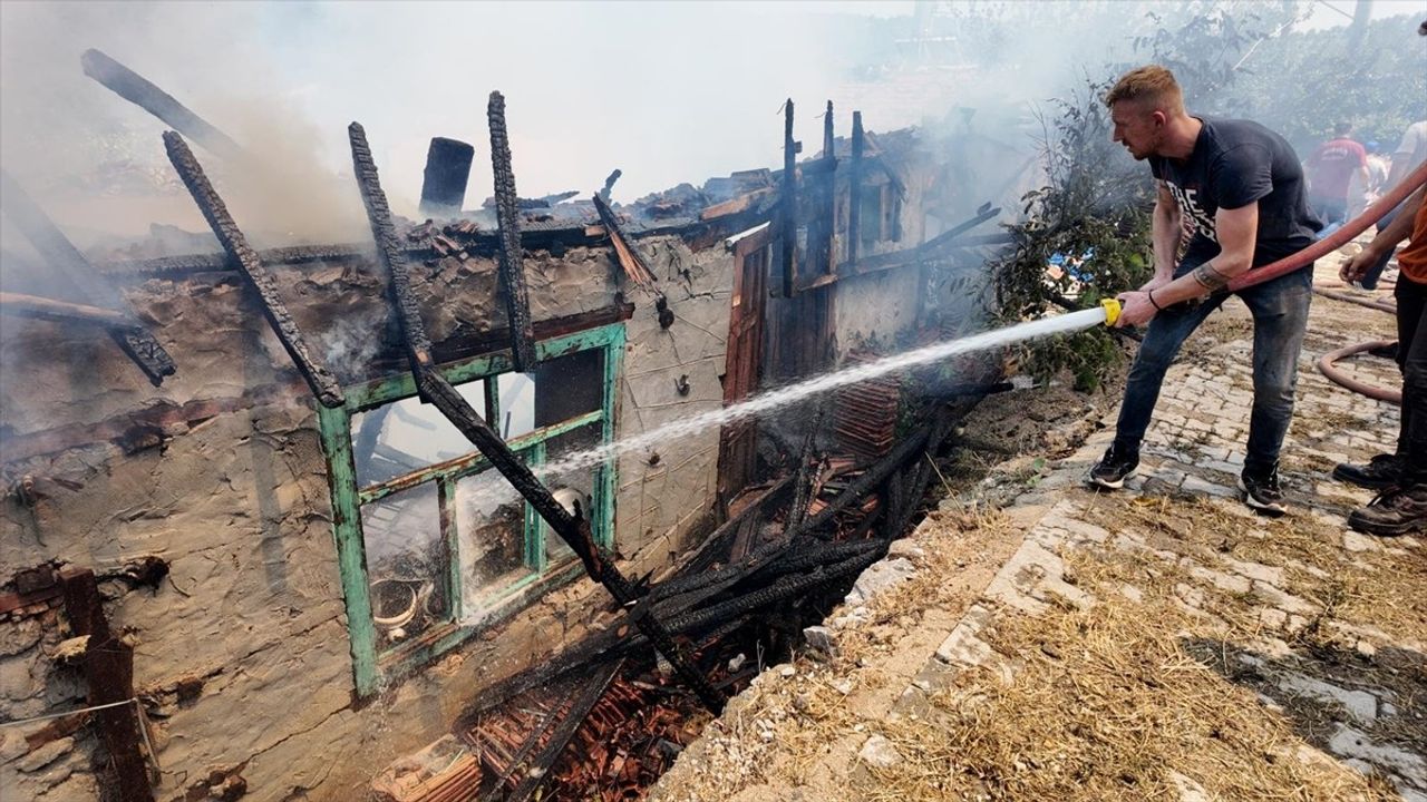 Antalya'da Yangın Paniği: Akseki'de Evler Tehlikede