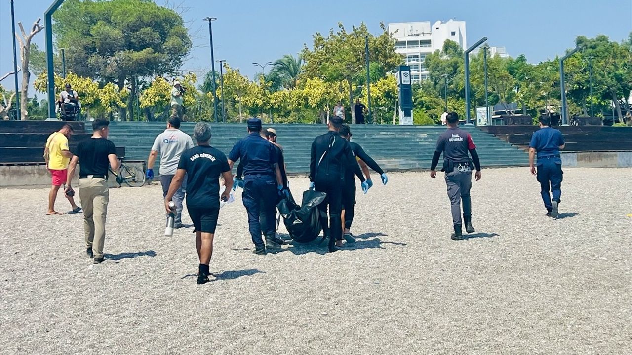 Antalya Konyaaltı Sahilinde Erkek Cesedi Bulundu