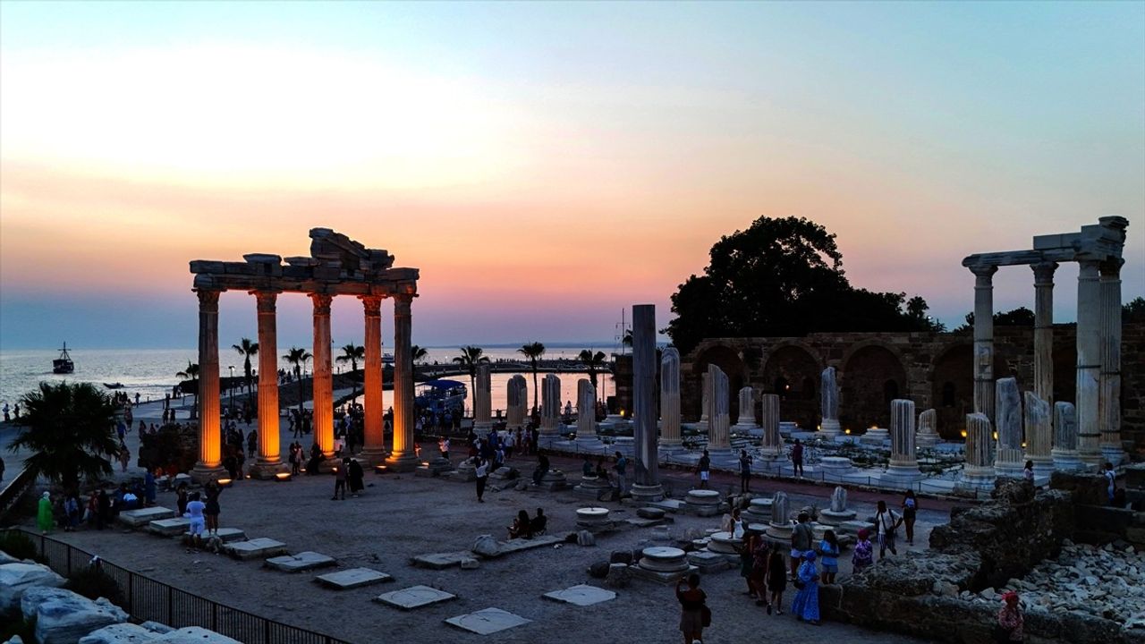 Apollon Tapınağı'nda Eşsiz Gün Batımı Manzarası