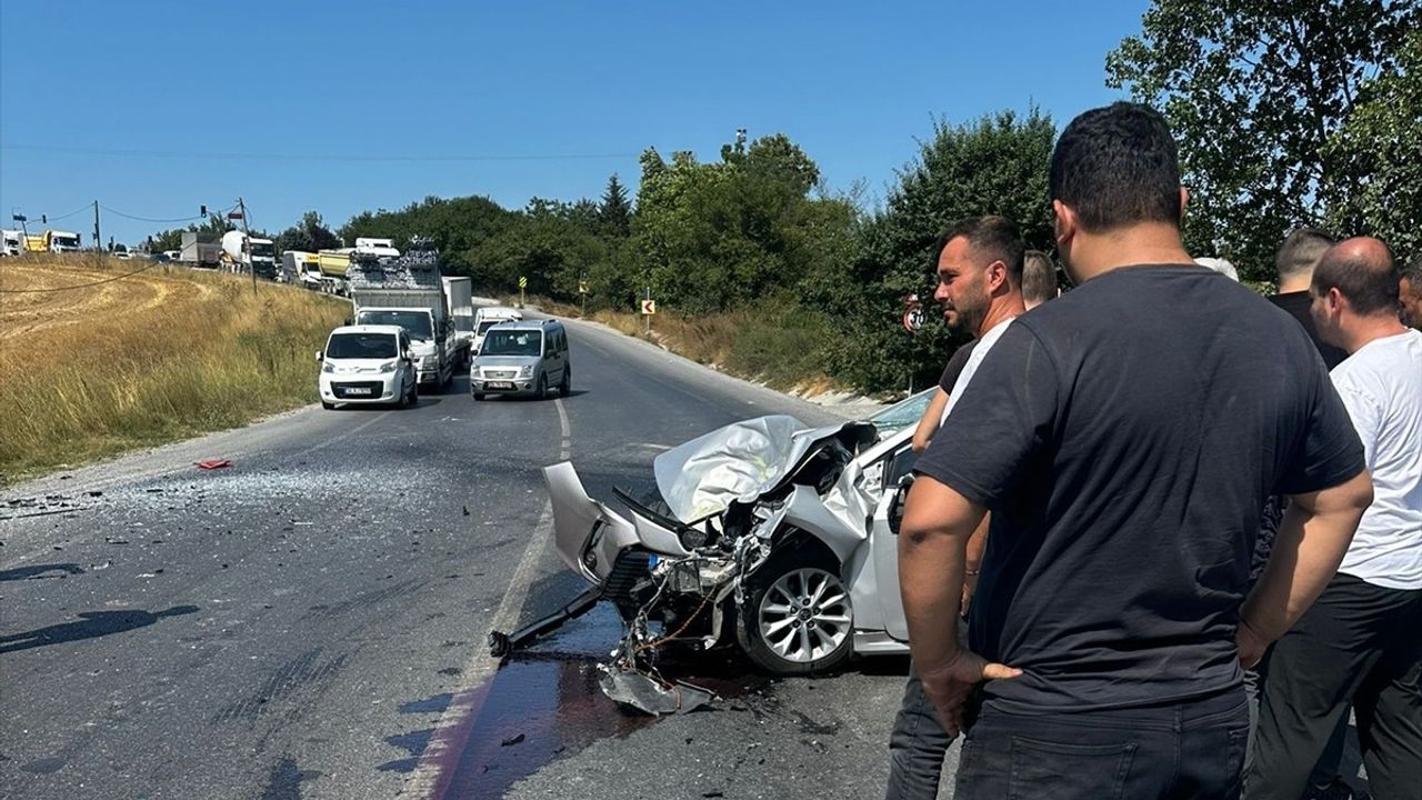 Arnavutköy'de Otomobil İETT Otobüsüyle Çarpıştı: Sürücü Hayatını Kaybetti