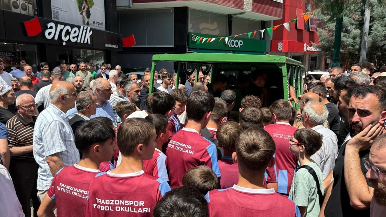 Artvin'de Kamyonet Çarpan Çocuk Hayatını Kaybetti