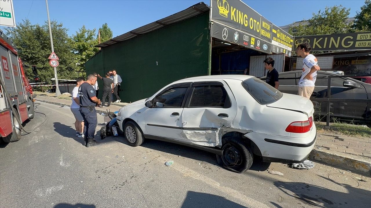 Bahçelievler'de Kontrolden Çıkan Araç Park Halindeki Motosiklete Çarptı