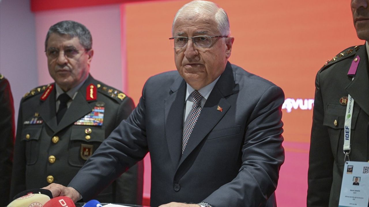 Bakan Güler'den IDEF 2025'te Aile Yılı Standı'na Ziyaret