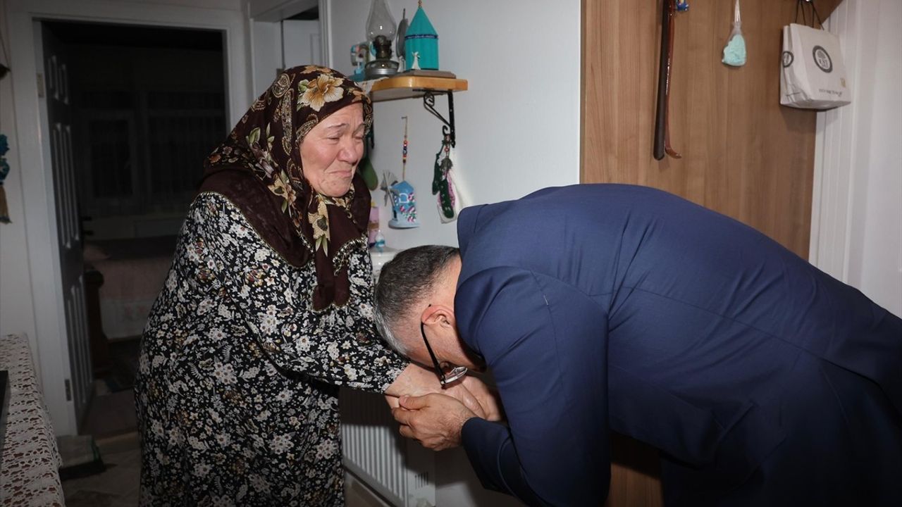 Bakan Işıkhan, Şehit Yakup Kozan'ın Ailesini Ziyaret Etti