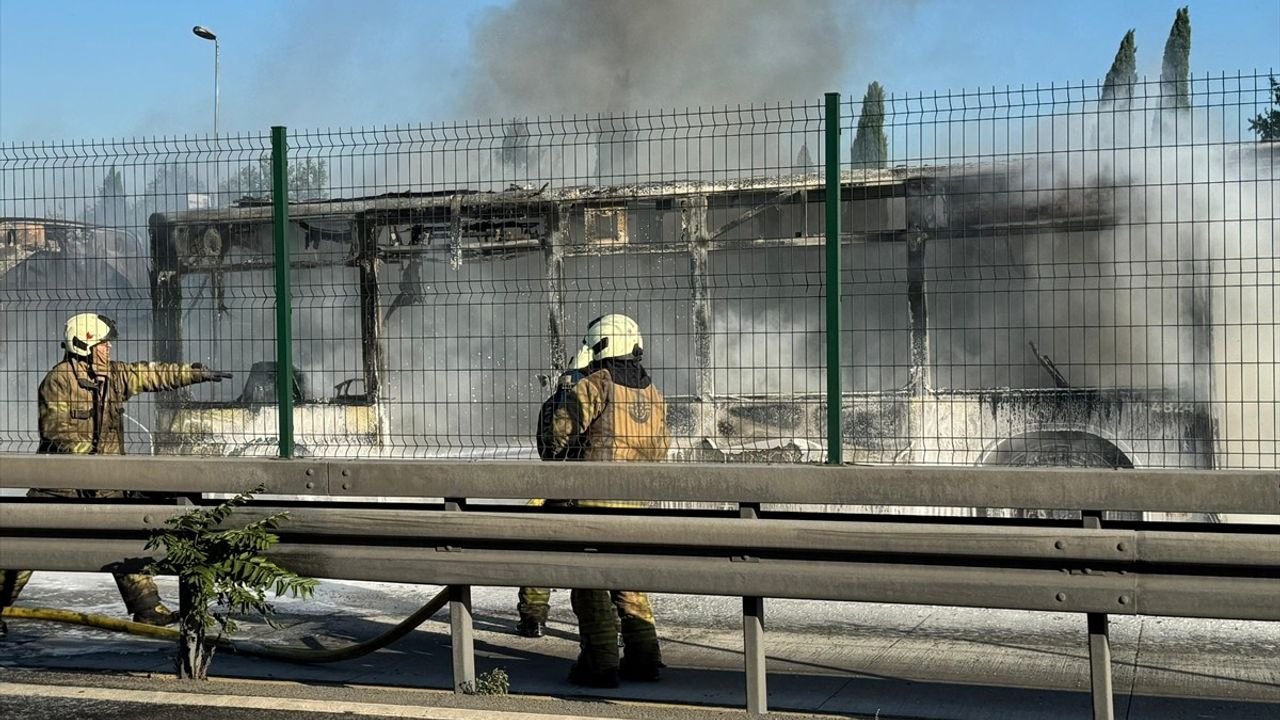 Bakırköy'de Metrobüste Yangın Çıktı