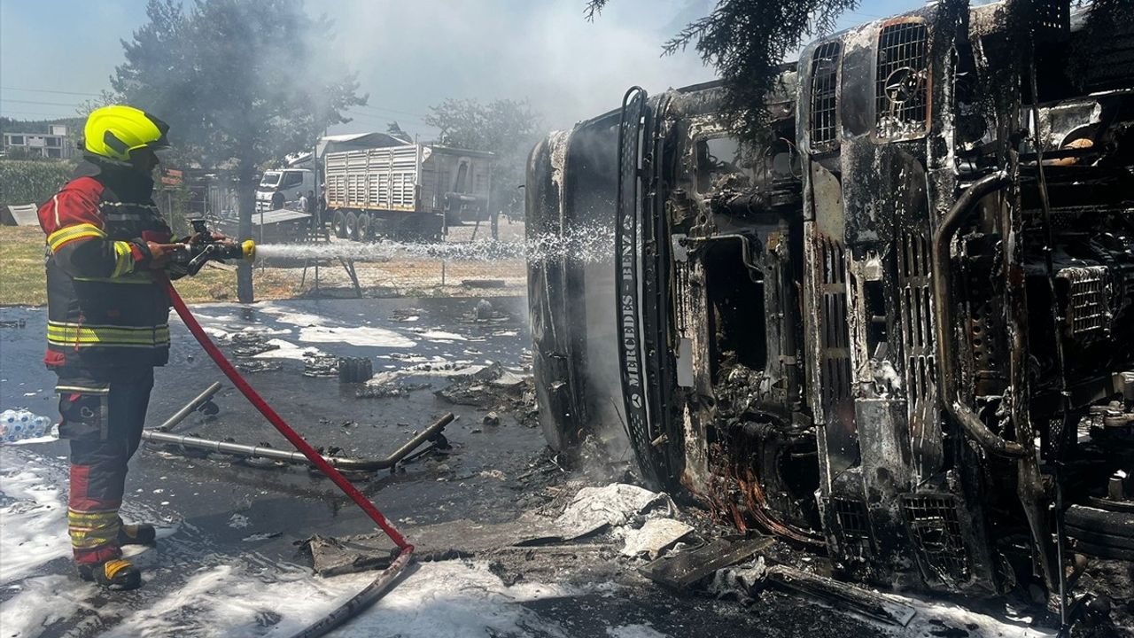 Balıkesir'de Devrilen Tır Yangını