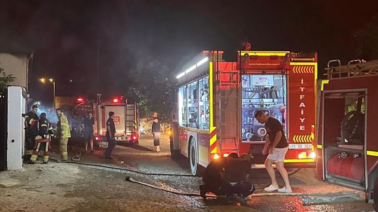 Balıkesir'de Hurdalıkta Yangın Kontrol Altına Alındı