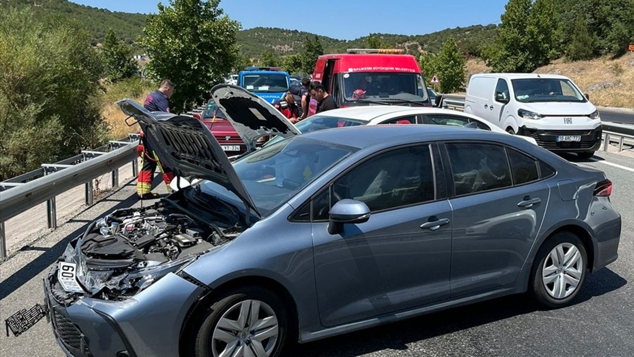 Balıkesir'de Zincirleme Trafik Kazası: 4 Yaralı