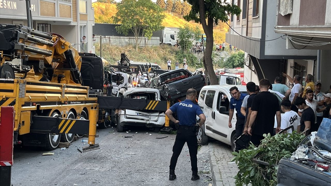 Başakşehir'de Kontrolden Çıkan Vinç 23 Araca Çarptı