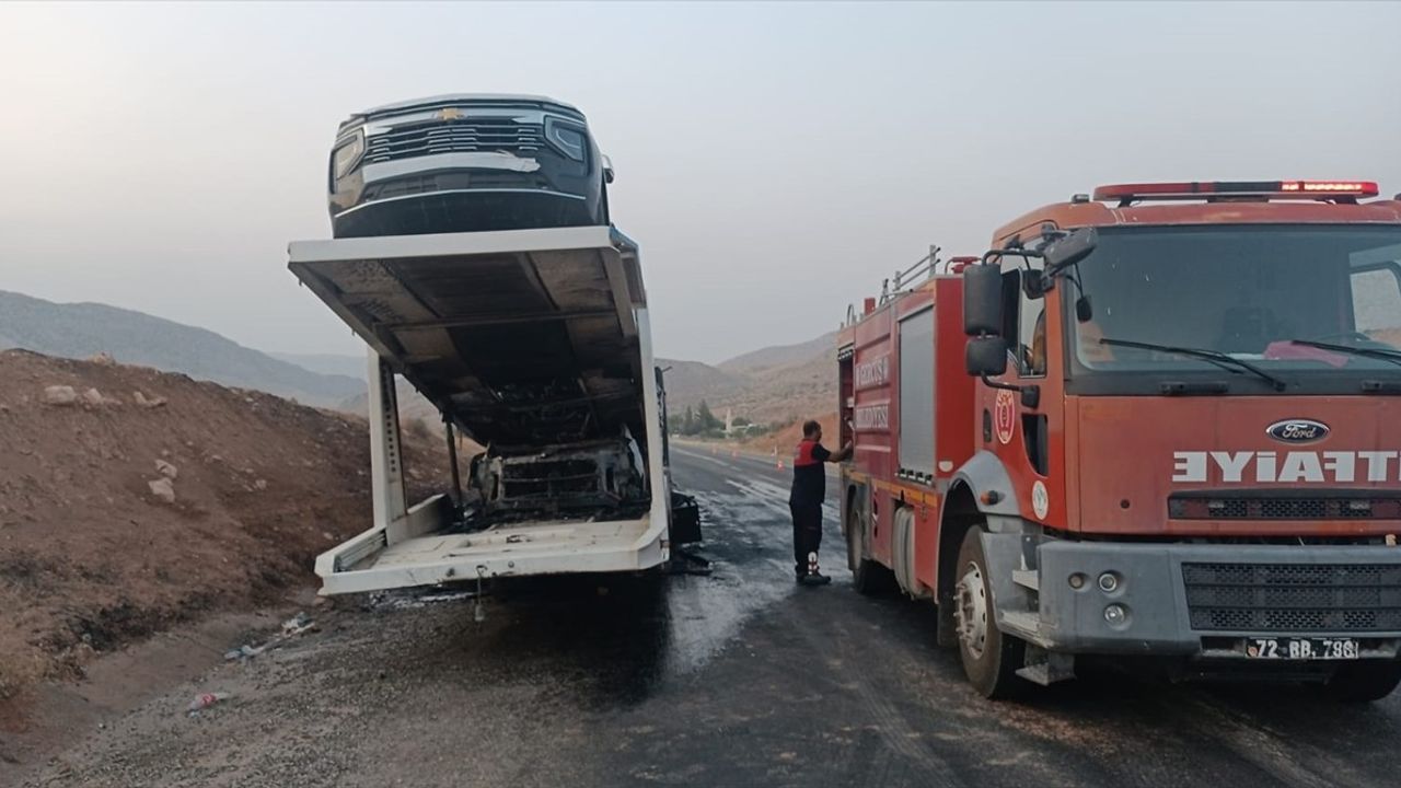 Batman'da Araç Taşıyan Tırda Yangın: 5 Araç Kullanılamaz Hale Geldi