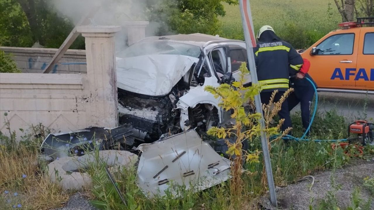 Bayburt'ta İstinat Duvarına Çarpan Cipin Sürücüsü Yaralandı