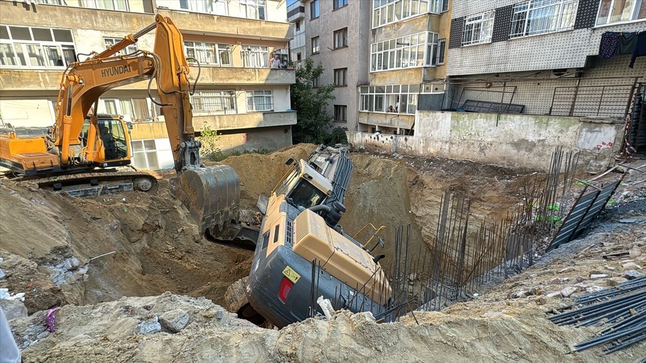 Bayrampaşa'da İnşaat Alanında İş Makinesi Devrildi