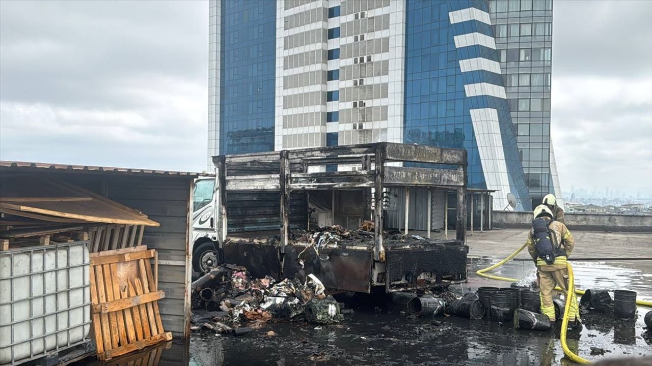 Bayrampaşa'da Otoparkta Yangın: Hurda Kağıt Yüklü Kamyonet Alev Alev Yandı