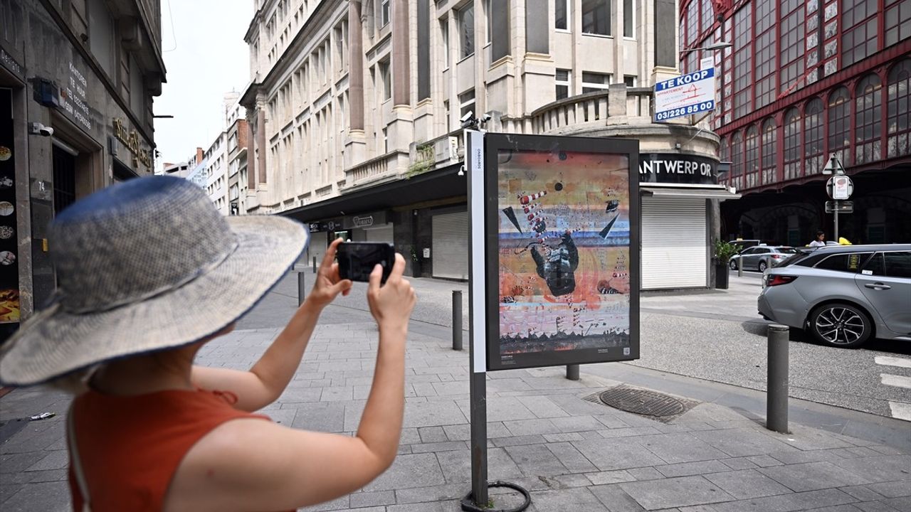 Belçika'daki Bienal'de Albayrak'ın 'Kayıp Elçi' Eseri Sergileniyor