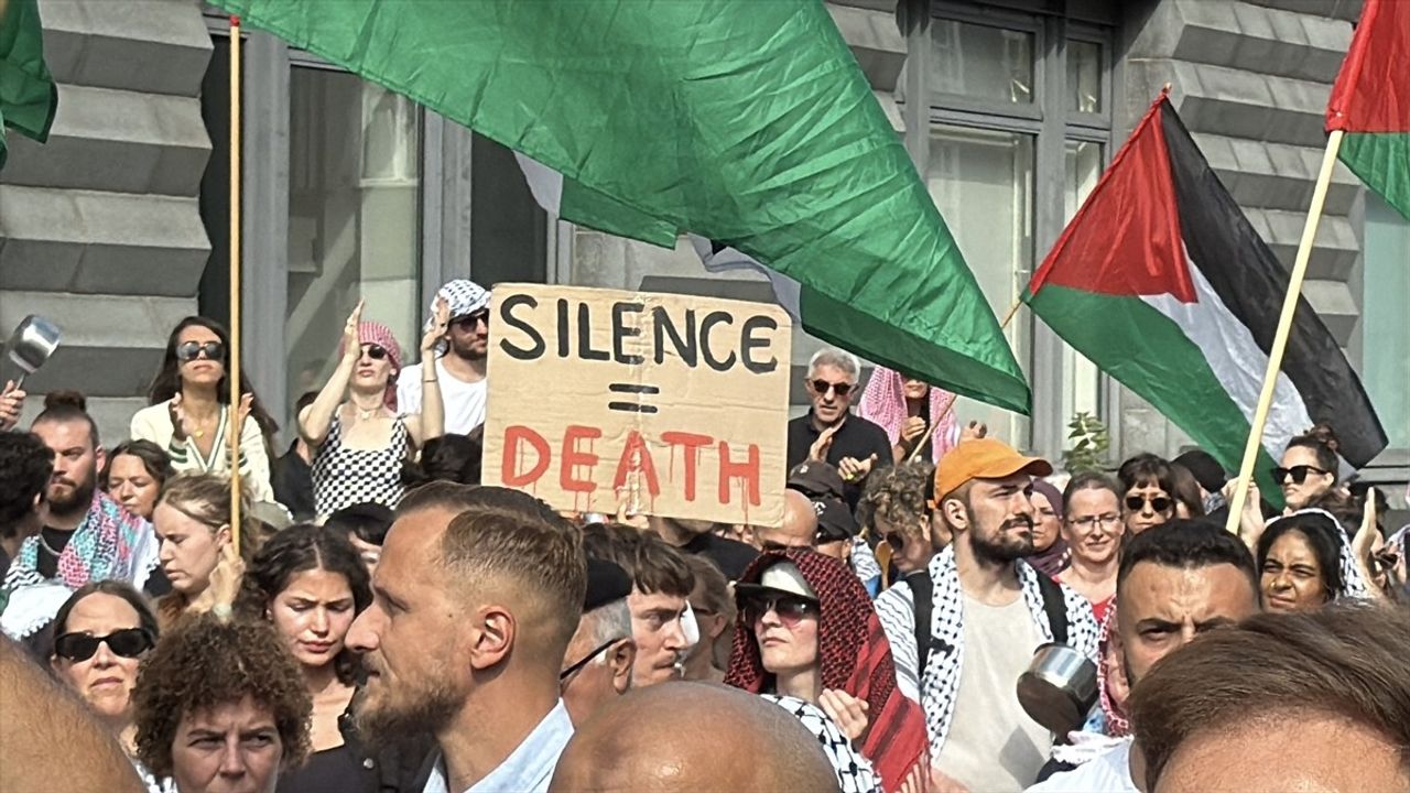 Berlin'de Filistin Destekçileri Gazze'deki Açlık Krizine Dikkat Çekti