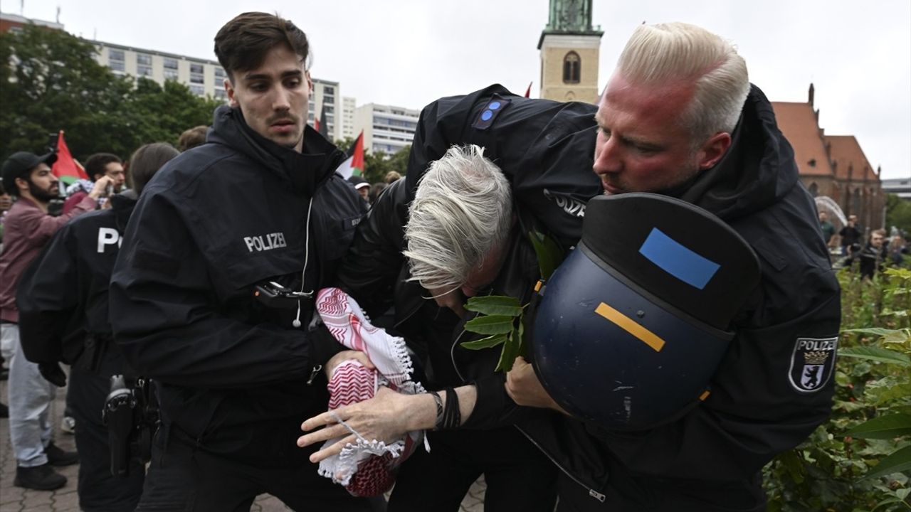 Berlin'de Filistin Destekçilerine Sert Polis Müdahalesi