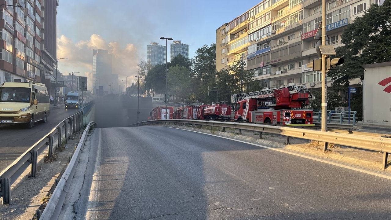 Beşiktaş'taki Alt Geçitte Özel Halk Otobüsünde Yangın Çıktı