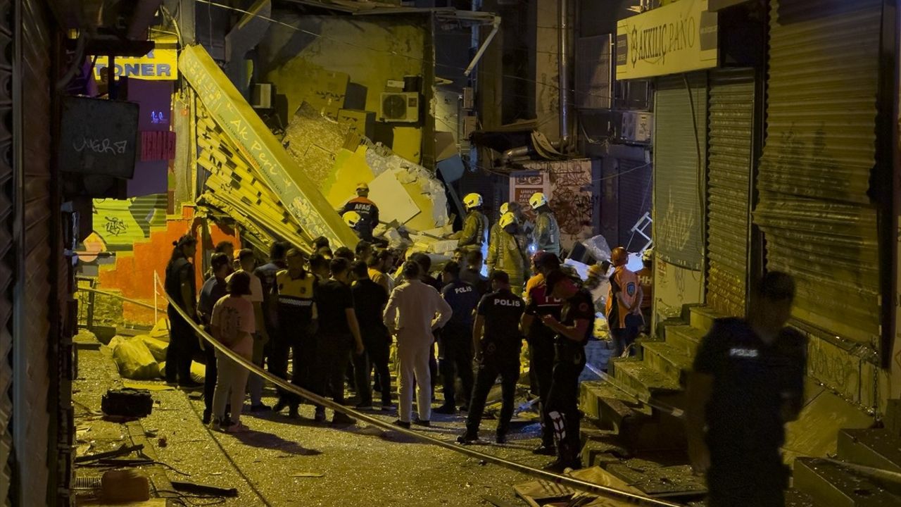 Beyoğlu'nda Patlama Sonrası Bina Çöktü