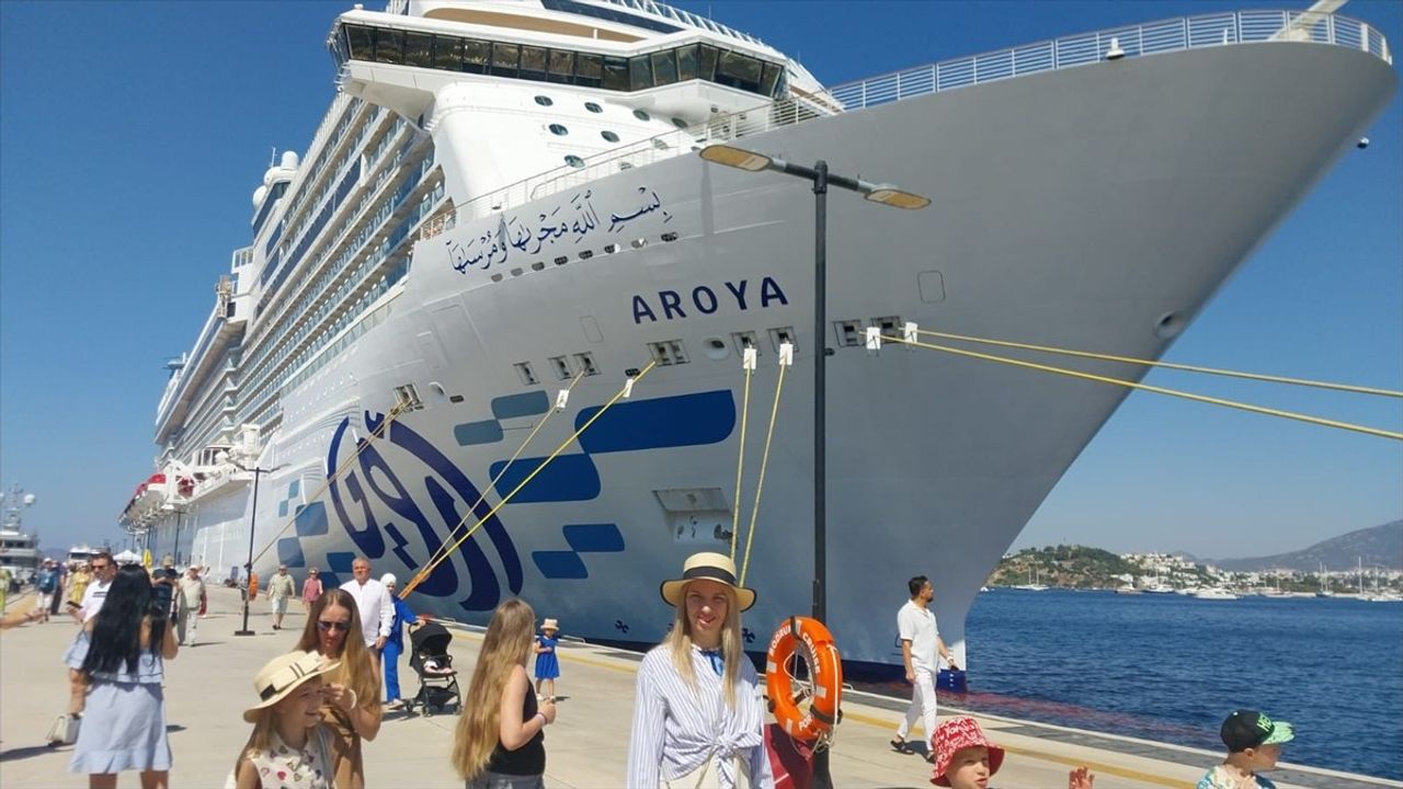 Bodrum'a Aroya Kruvaziyeri Geldi