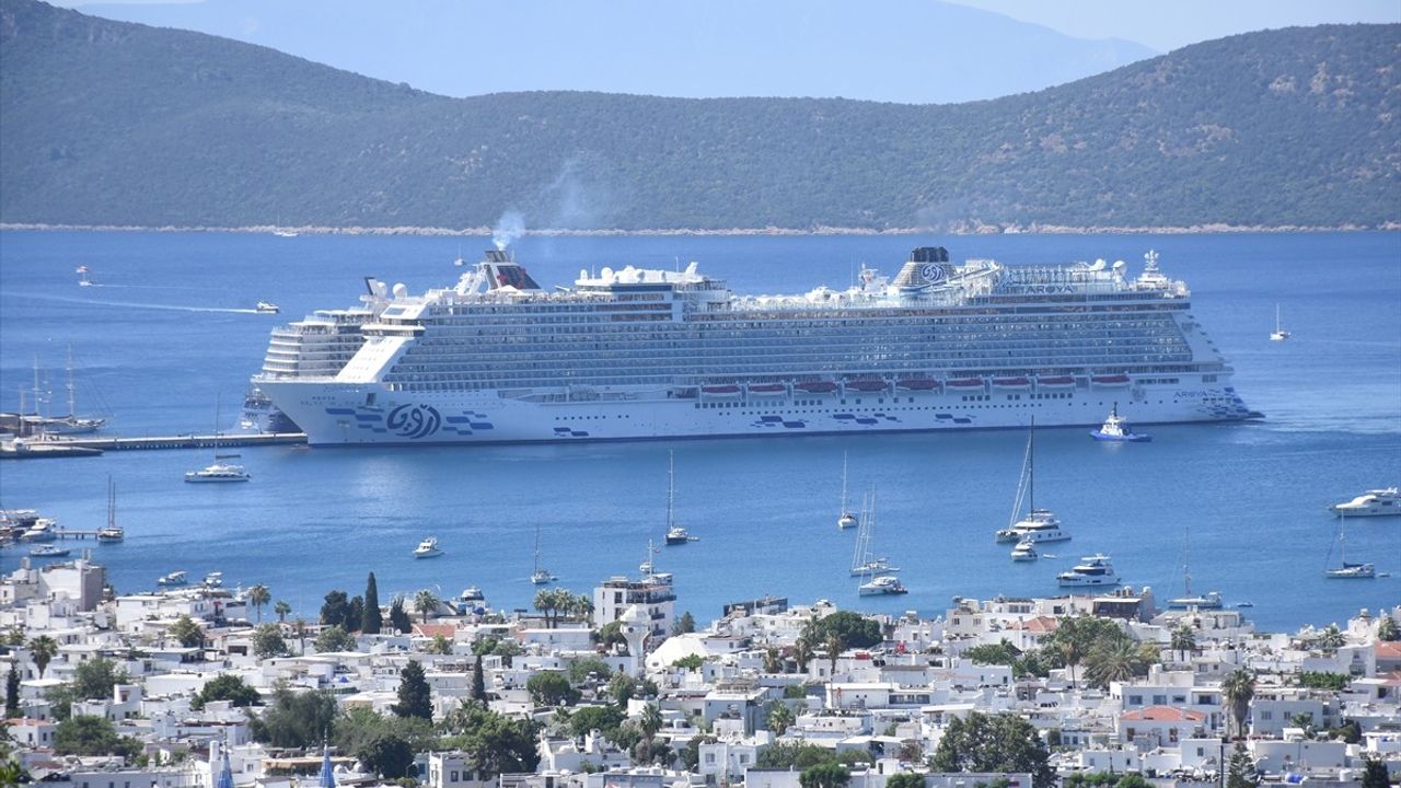 Bodrum'a İki Yeni Kruvaziyer Gemisiyle 3,308 Yolcu Geldi
