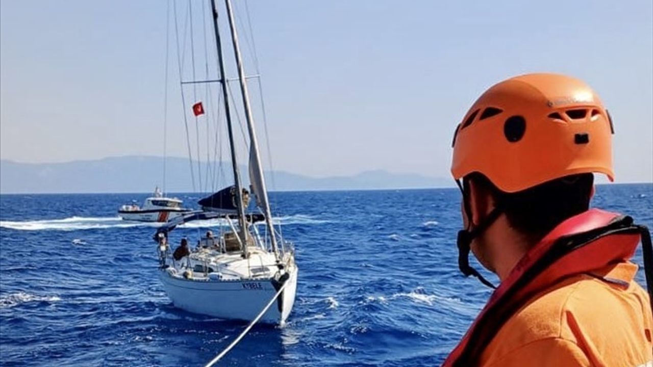 Bodrum Açıklarında Sürüklenen 2 Tekneye Kurtarma Operasyonu