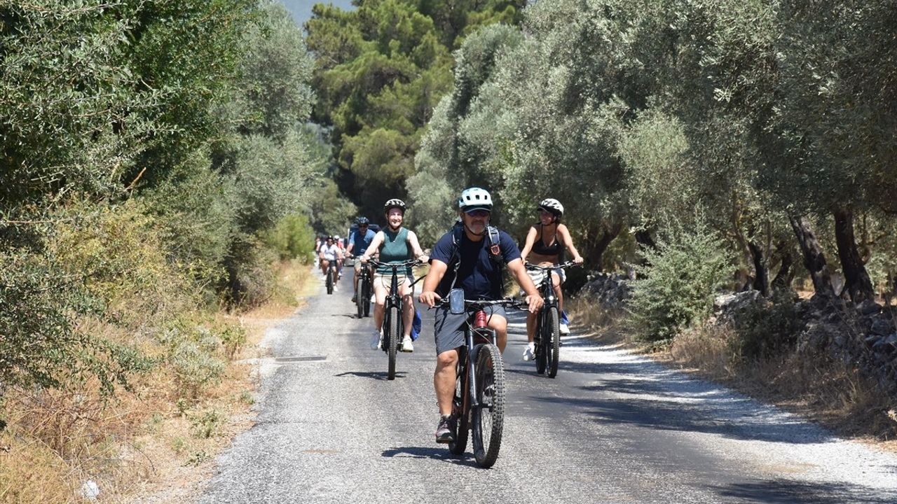 Bodrum'da Bisiklet Turları ile Doğayla Buluşan Turistler