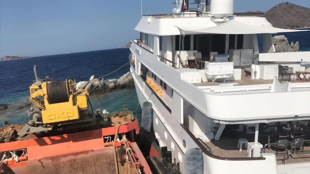 Bodrum'da Kayalıklara Çarpan Motoryat İçin Kurtarma Çalışmaları Devam Ediyor