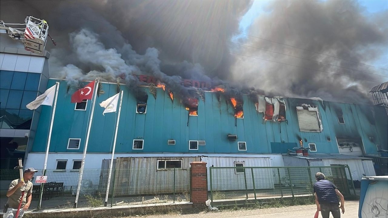 Bolu'da Medikal Fabrikadaki Yangın Kontrol Altında