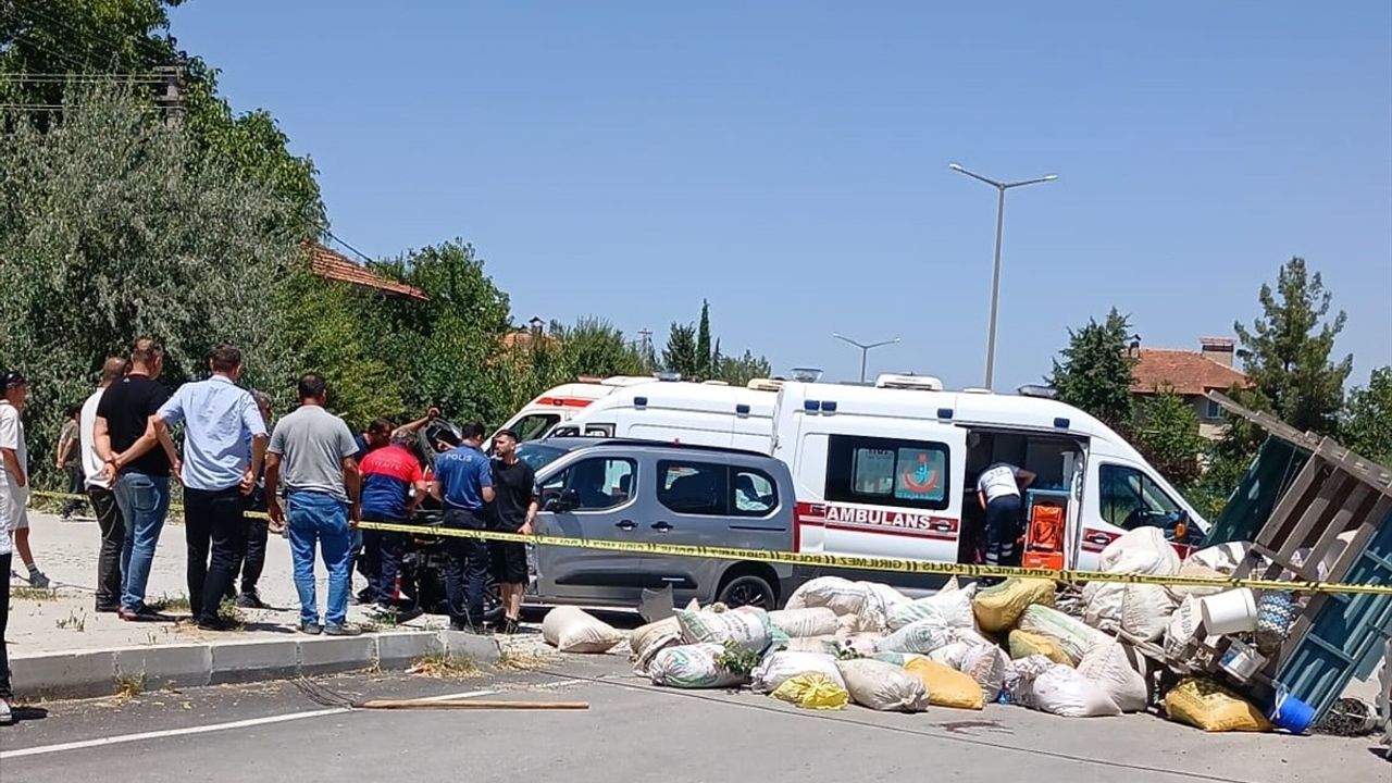 Burdur'da Traktör ve Hafif Ticari Araç Çarpıştı: 7 Yaralı