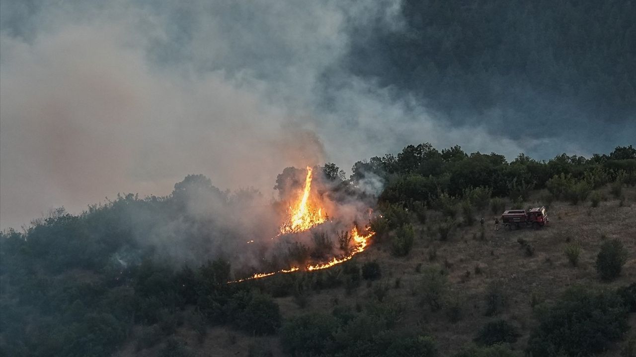 Bursa-Balıkesir Sınırında Orman Yangınına Müdahale Devam Ediyor