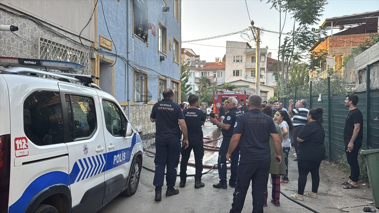 Bursa'da Dairede Yangın: Dumandan Etkilenen Ev Sahibi Hastaneye Kaldırıldı