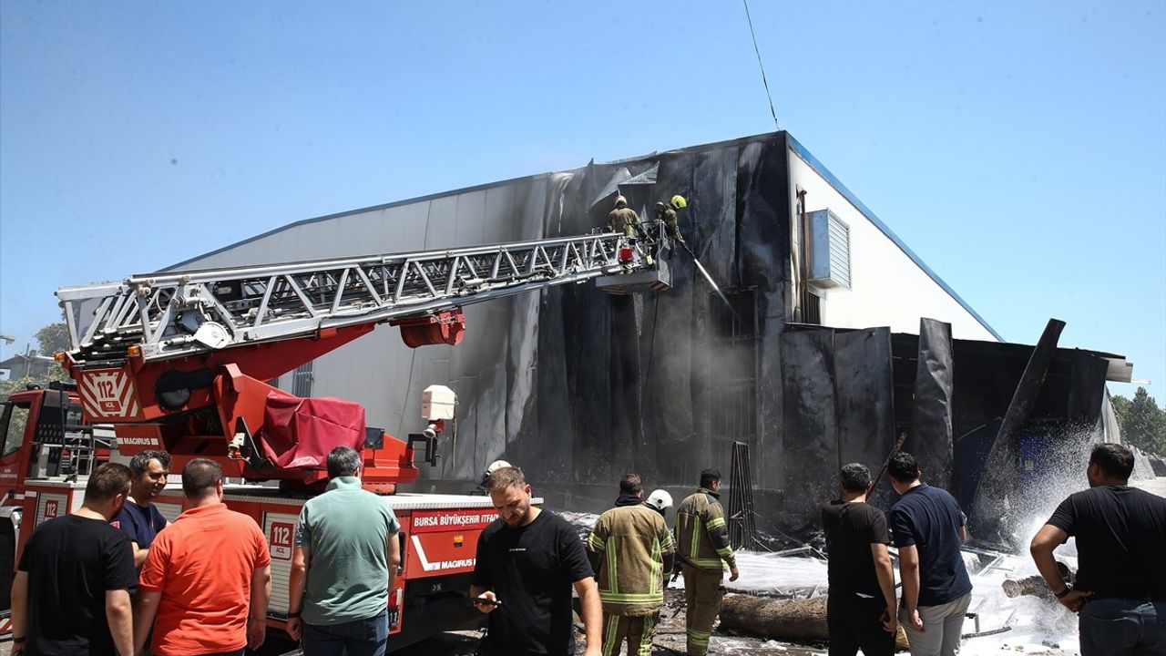 Bursa Tekstil Fabrikasında Yangın Kontrol Altına Alındı