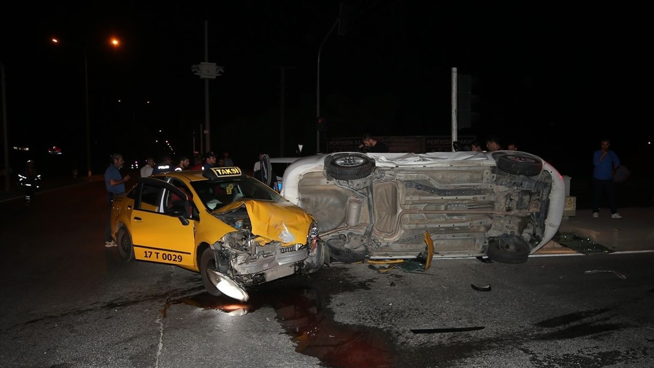 Çanakkale'de Taksi ile Otomobil Çarpıştı: 8 Yaralı