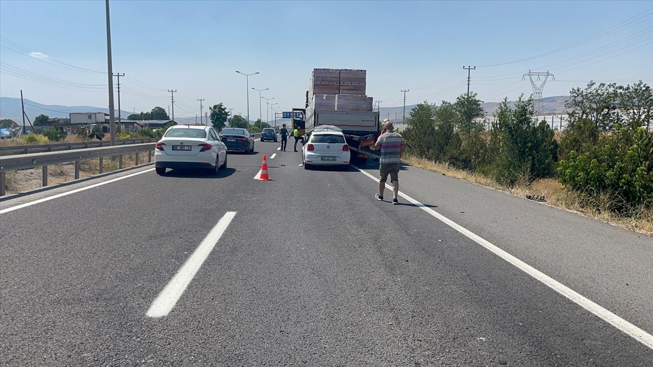 Çankırı'da Trafik Kazası: Tıra Arkadan Çarpan Sürücü Hayatını Kaybetti