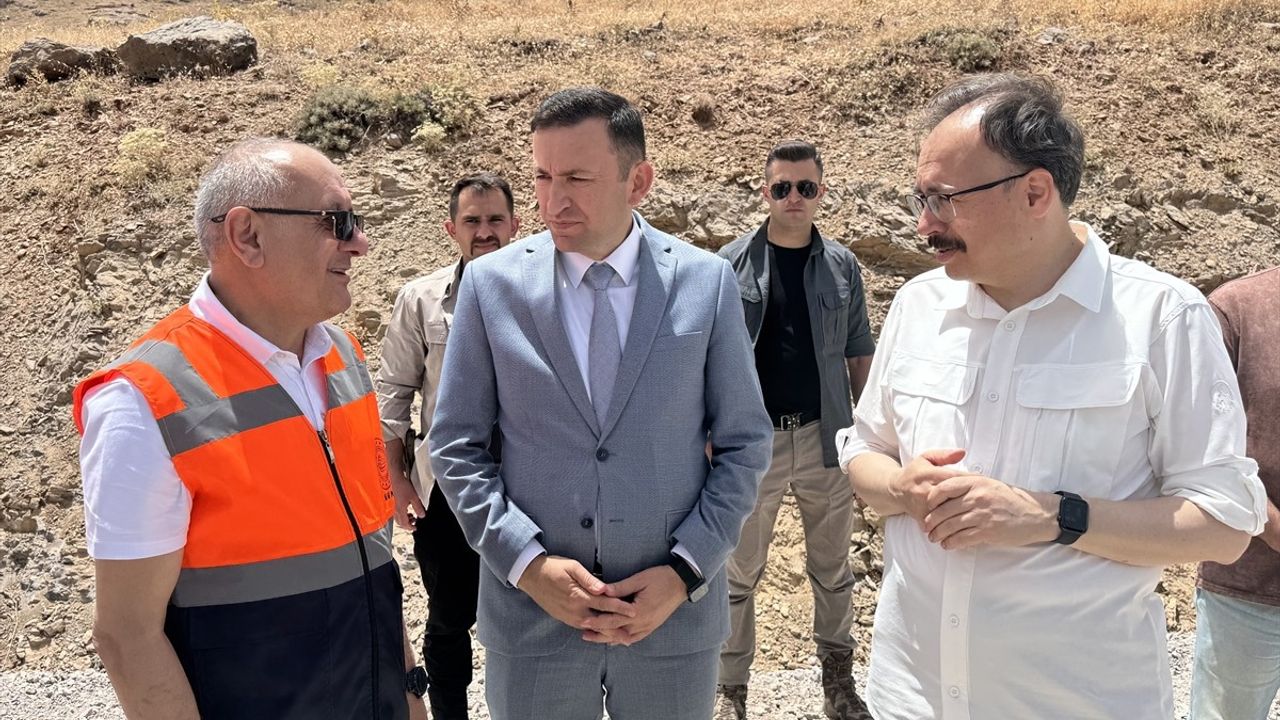 Çemikari Yaylası Yolu Yenileniyor