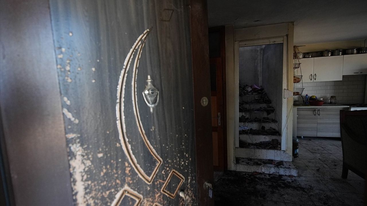 Çeşme'deki Yangında Mahalle Sakinlerinin Yüzleri Gülmüyor