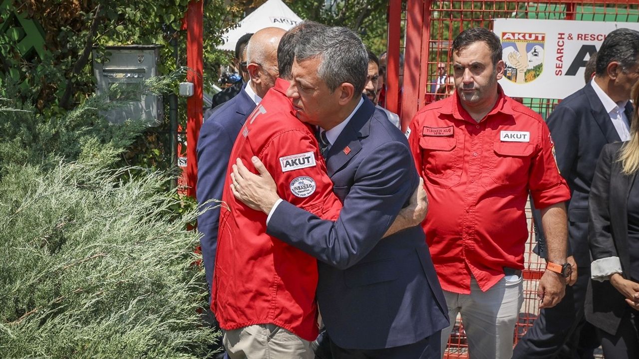 CHP Başkanı Özgür Özel, Şehit AKUT Gönüllüler İçin Taziye Ziyareti Gerçekleştirdi