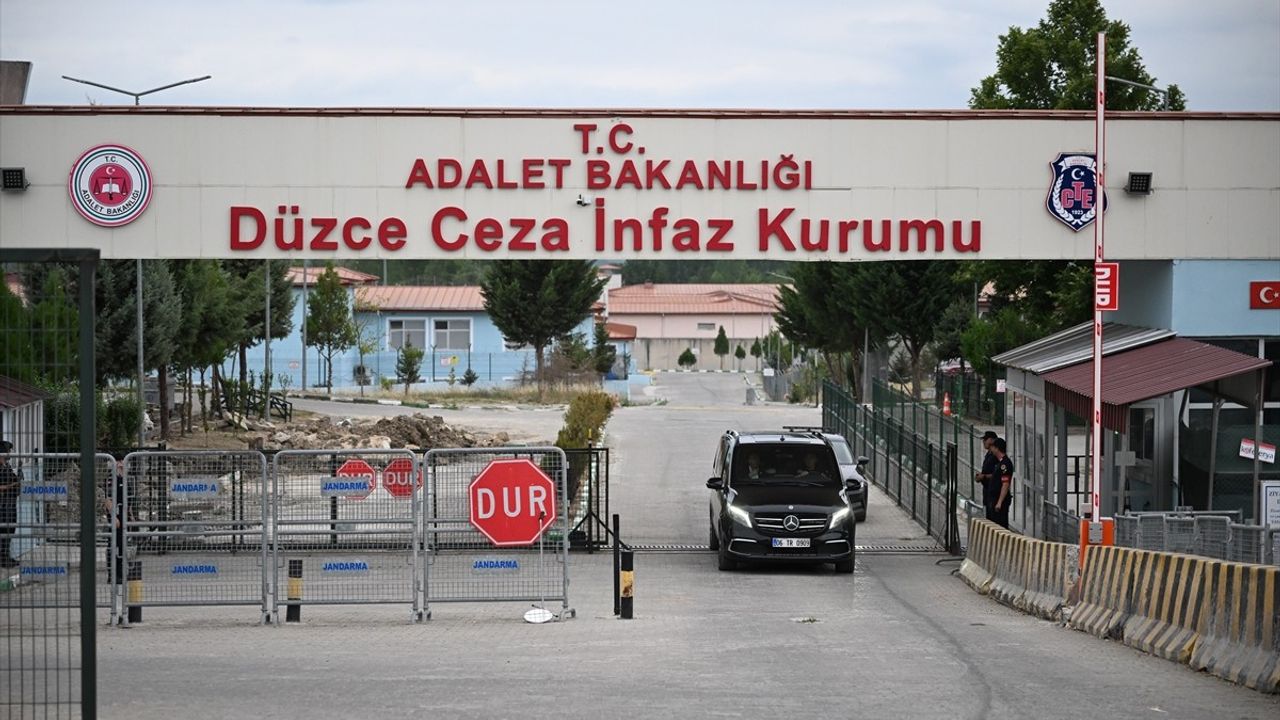 CHP Genel Başkanı Özel, İBB Medya AŞ Genel Müdürü Türker'i Cezaevinde Ziyaret Etti