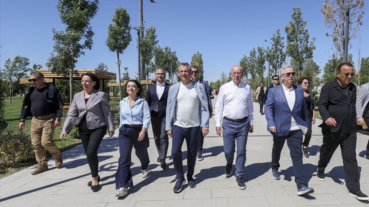 CHP Genel Başkanı Özgür Özel, Ankara'da Vatandaşlarla Buluştu
